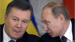 Vladimir Putin (R) talks to Ukrainian President Viktor Yanukovych during a signing ceremony at the Kremlin in Moscow, on December 17, 2013